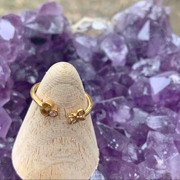 14K Gold Honeycomb Bee Ring - Picture 4 of 8